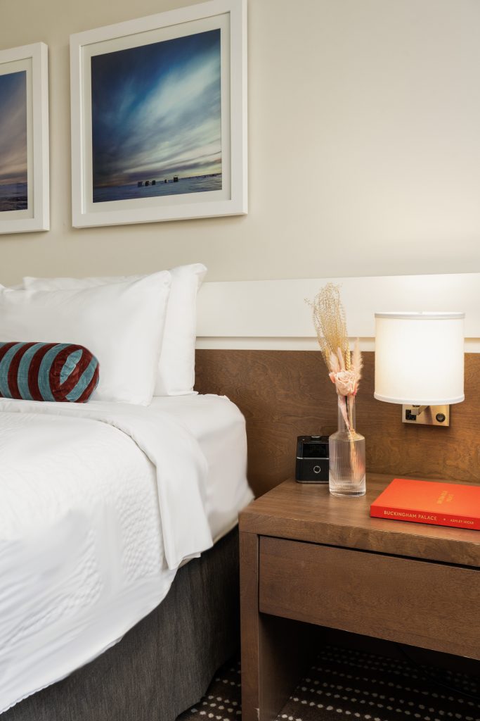 2170 Lincoln Montreal Hotel Room Style